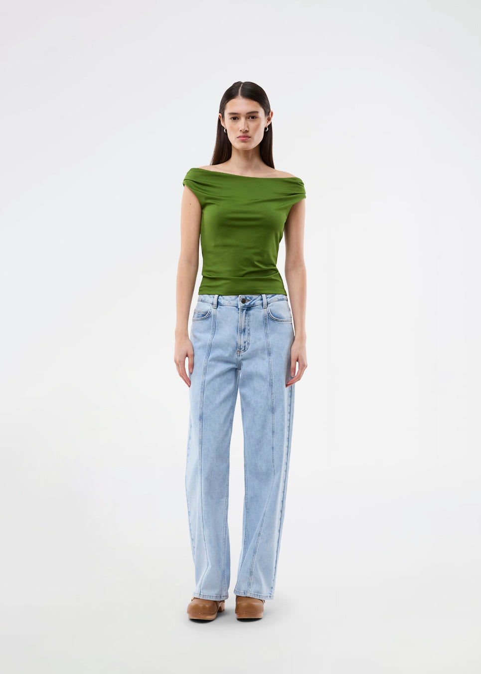 Off-shoulder top in a stretchy material. HimaMD off-shoulder top is fitted and slightly cropped. The model is 175 cm and wears a size s/36.