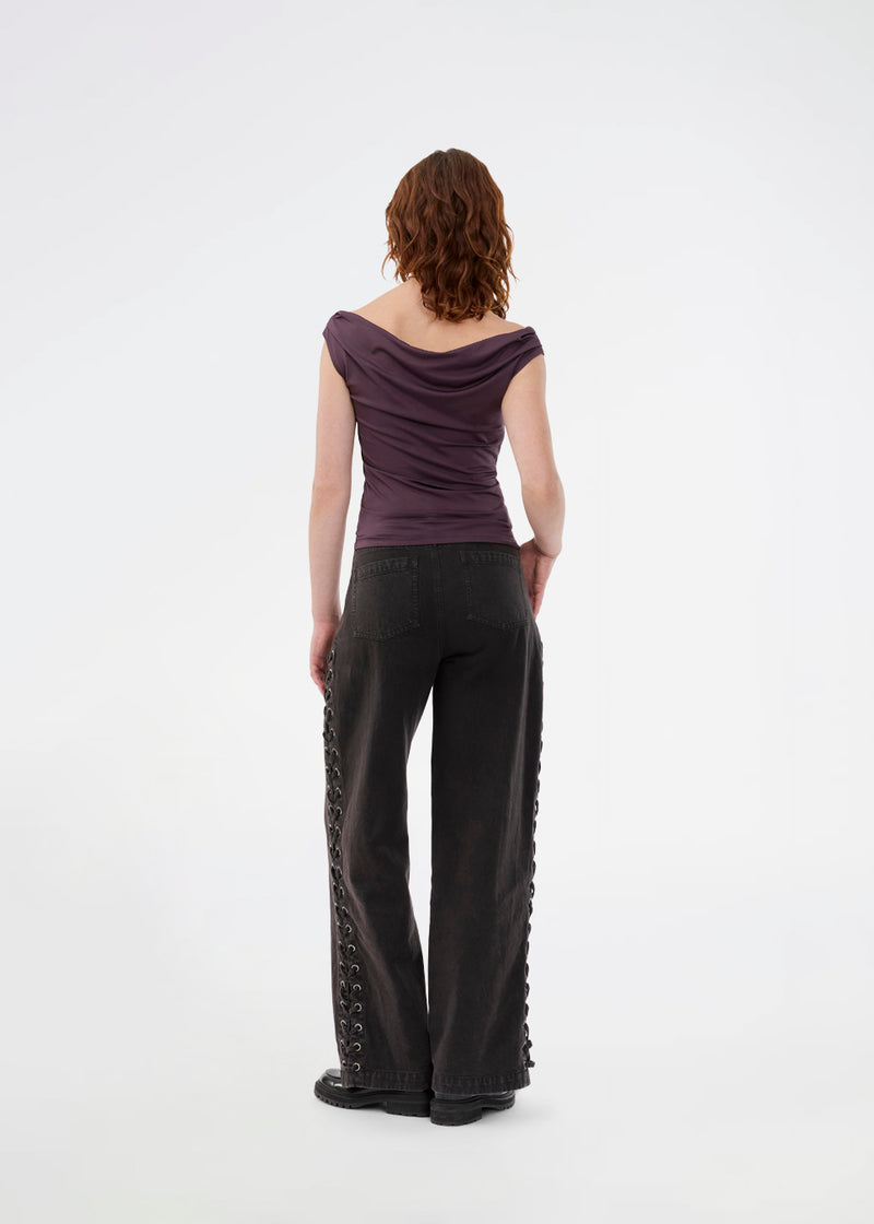 Purple off-shoulder top in a stretchy material. HimaMD off-shoulder top is fitted and slightly cropped. The model is 175 cm and wears a size s/36.