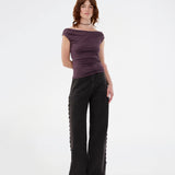 Purple off-shoulder top in a stretchy material. HimaMD off-shoulder top is fitted and slightly cropped. The model is 175 cm and wears a size s/36.