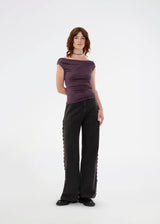 Purple off-shoulder top in a stretchy material. HimaMD off-shoulder top is fitted and slightly cropped. The model is 175 cm and wears a size s/36.