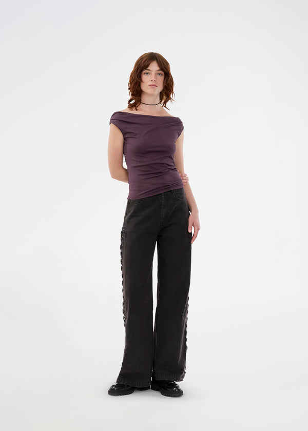 Purple off-shoulder top in a stretchy material. HimaMD off-shoulder top is fitted and slightly cropped. The model is 175 cm and wears a size s/36.