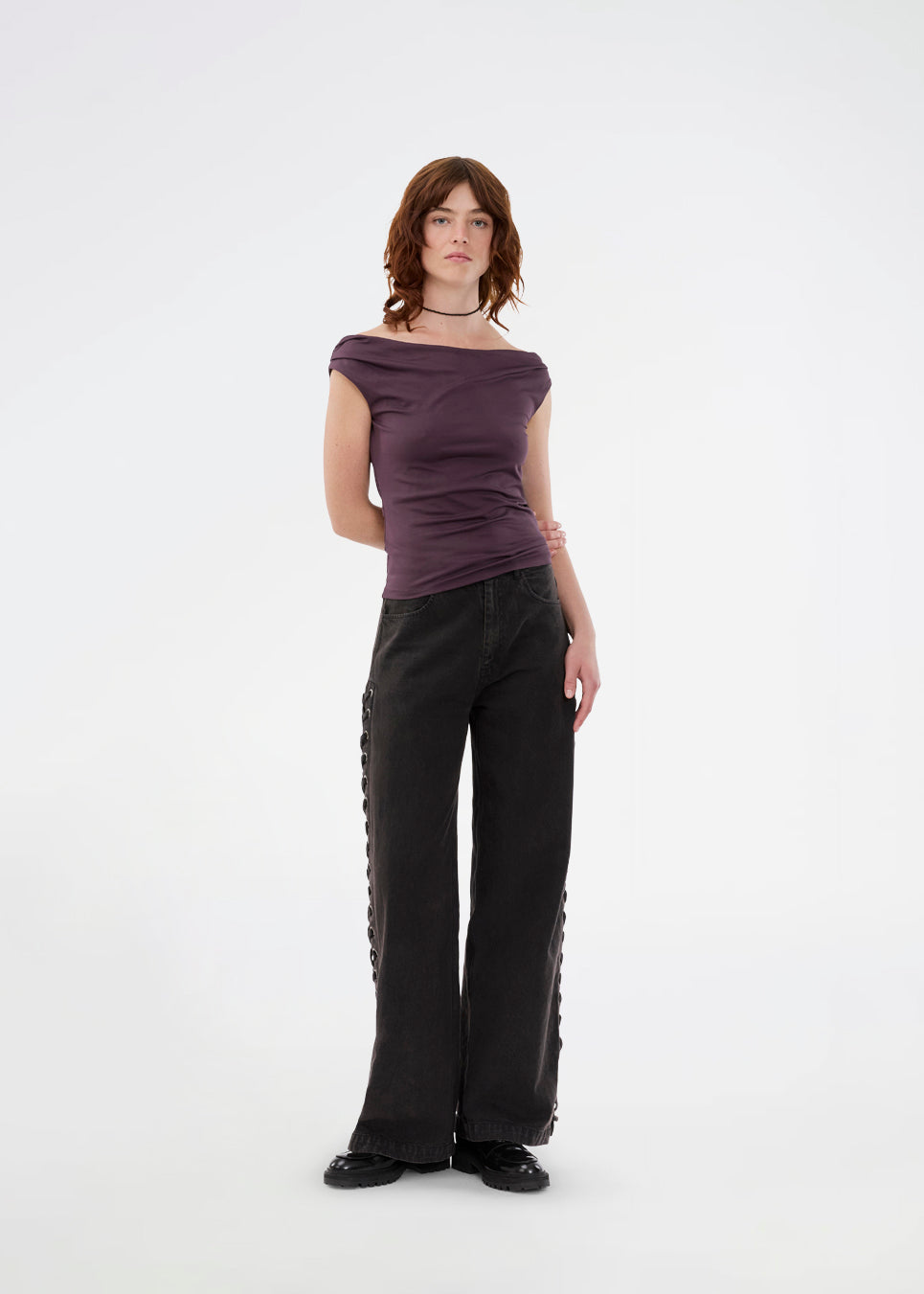 Purple off-shoulder top in a stretchy material. HimaMD off-shoulder top is fitted and slightly cropped. The model is 175 cm and wears a size s/36.