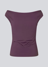 Purple off-shoulder top in a stretchy material. HimaMD off-shoulder top is fitted and slightly cropped. The model is 175 cm and wears a size s/36.