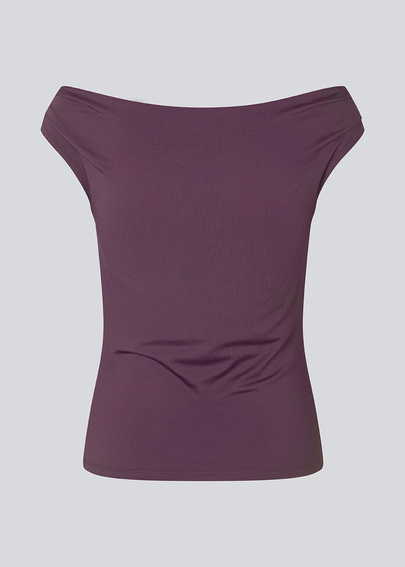 Purple off-shoulder top in a stretchy material. HimaMD off-shoulder top is fitted and slightly cropped. The model is 175 cm and wears a size s/36.