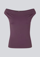 Purple off-shoulder top in a stretchy material. HimaMD off-shoulder top is fitted and slightly cropped. The model is 175 cm and wears a size s/36.