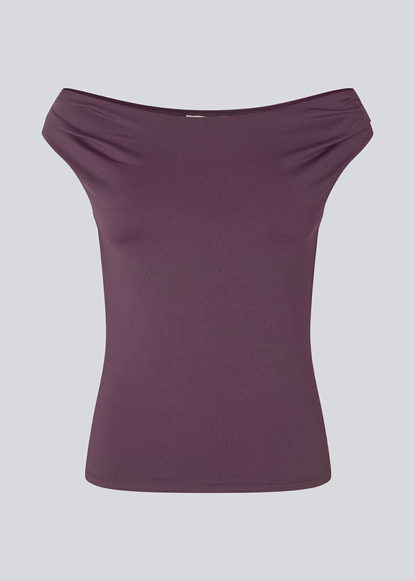 Purple off-shoulder top in a stretchy material. HimaMD off-shoulder top is fitted and slightly cropped. The model is 175 cm and wears a size s/36.