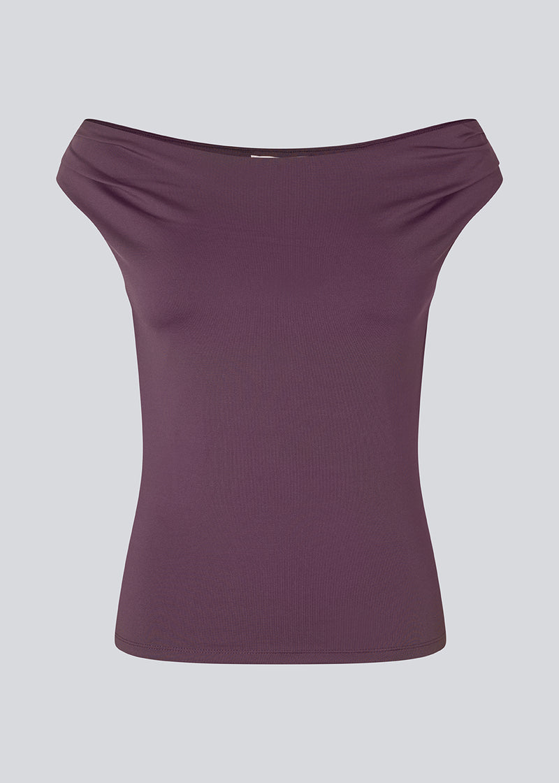Purple off-shoulder top in a stretchy material. HimaMD off-shoulder top is fitted and slightly cropped. The model is 175 cm and wears a size s/36.