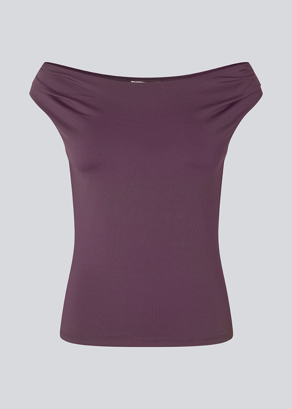 Purple off-shoulder top in a stretchy material. HimaMD off-shoulder top is fitted and slightly cropped. The model is 175 cm and wears a size s/36.