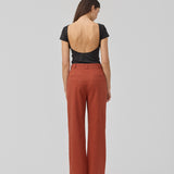 Black t-shirt with a deep back and short sleeves in an elastic material. HimaMD t-shirt is fitted and has a deep back neckline. The model is 175 and wears a size S/36.