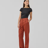 Black t-shirt with a deep back and short sleeves in an elastic material. HimaMD t-shirt is fitted and has a deep back neckline. The model is 175 and wears a size S/36.