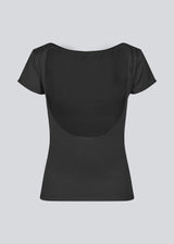 Black t-shirt with a deep back and short sleeves in an elastic material. HimaMD t-shirt is fitted and has a deep back neckline. The model is 175 and wears a size S/36.