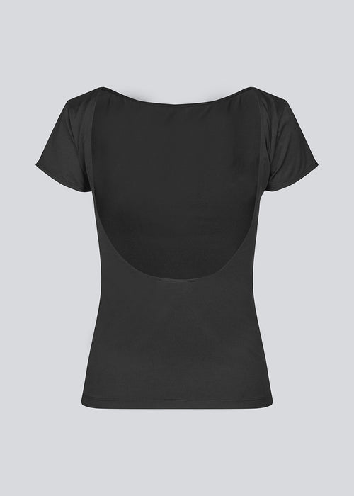 Black t-shirt with a deep back and short sleeves in an elastic material. HimaMD t-shirt is fitted and has a deep back neckline. The model is 175 and wears a size S/36.