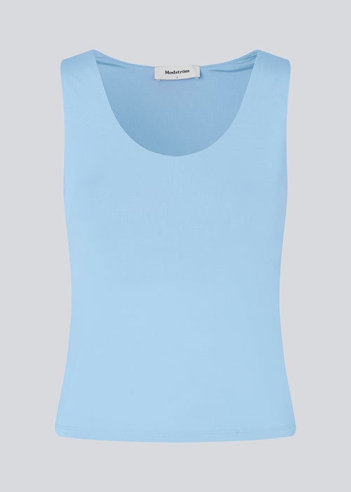 Top in baby blue with wide straps and stretch in recycled quality. HimaMD top has tight-fitted silhouette with chest reinforcement.