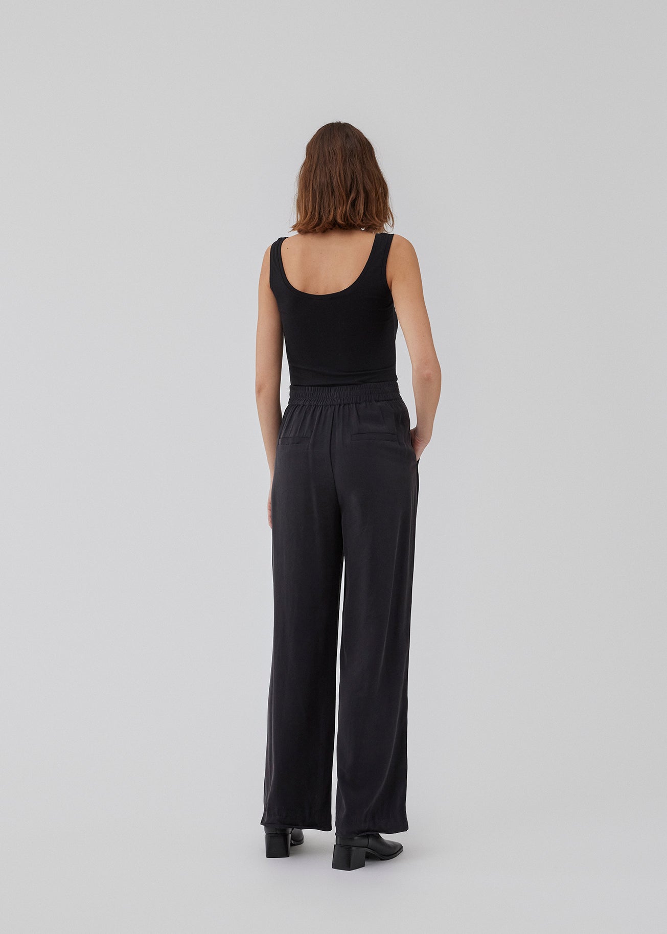 Black top with wide straps and stretch in recycled quality. HimaMD top has tight-fitted silhouette with chest reinforcement. 