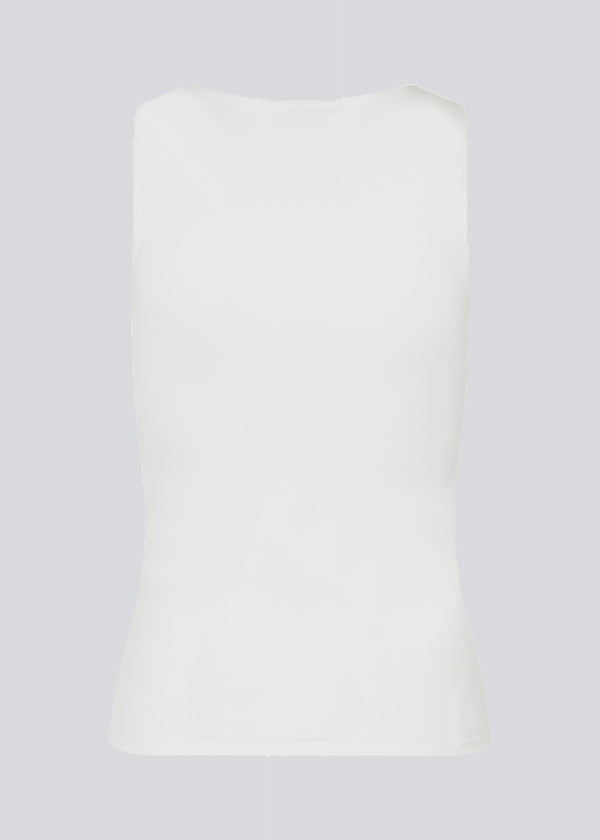 White basic top with wide straps and stretch in recycled quality. HimaMD top has a tight-fitted silhouette with chest reinforcement. The model is 175 cm and wears a size S/36.