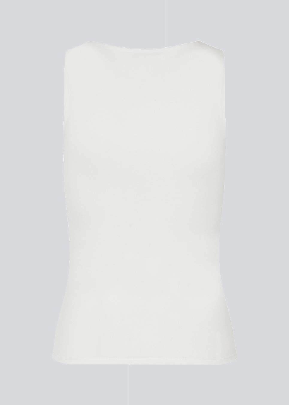 White basic top with wide straps and stretch in recycled quality. HimaMD top has a tight-fitted silhouette with chest reinforcement. The model is 175 cm and wears a size S/36.