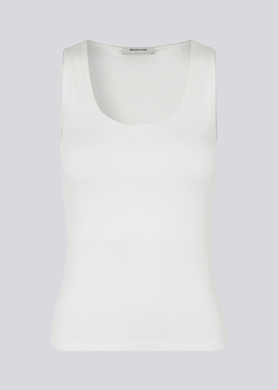 White basic top with wide straps and stretch in recycled quality. HimaMD top has a tight-fitted silhouette with chest reinforcement. The model is 175 cm and wears a size S/36.