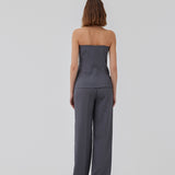 Fitted bandeau top with hidden silicone band at the top for hold. HinaMD top has a hidden zipper at one side. The model is 175 cm and wears a size S/36.