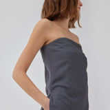 Fitted bandeau top with hidden silicone band at the top for hold. HinaMD top has a hidden zipper at one side. The model is 175 cm and wears a size S/36.