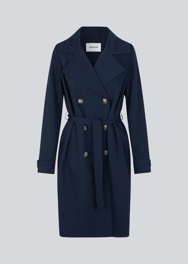 Beautiful jacket in navy with a classic look and wide revers, belted waist and button closure. Hiro jacket is the perfect transition jacket. This jacket has a spacious fit. We recommend sizing down. 