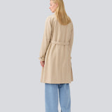 Beautiful beige jacket with a classic look and wide revers, belted waist and button closure. Hiro jacket is one of our most popular styles and the perfect transition jacket. This jacket has a spacious fit. We recommend sizing down. The model is 174 cm and wears a size S/36