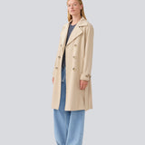 Beautiful beige jacket with a classic look and wide revers, belted waist and button closure. Hiro jacket is one of our most popular styles and the perfect transition jacket. This jacket has a spacious fit. We recommend sizing down. The model is 174 cm and wears a size S/36