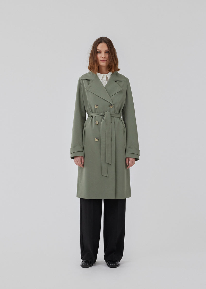 Beautiful jacket in light green with a classic look and wide revers, belted waist and button closure. Hiro jacket is the perfect transition jacket. This jacket has a spacious fit. We recommend sizing down. The model is 174 cm and wears a size S/36