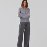 Fitted cardigan in grey melange made from a soft, rib-knitted wool. HirokiMD cardigan has a collar, buttons in front, and long sleeves with slit and buttons. The model is 175 cm and wears a size S/36.