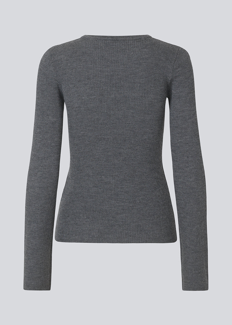 Fitted top made in a soft, rib-knitted wool. HirokiMD o-neck has long flared sleeves. The model is 175 and wears a size S/36.