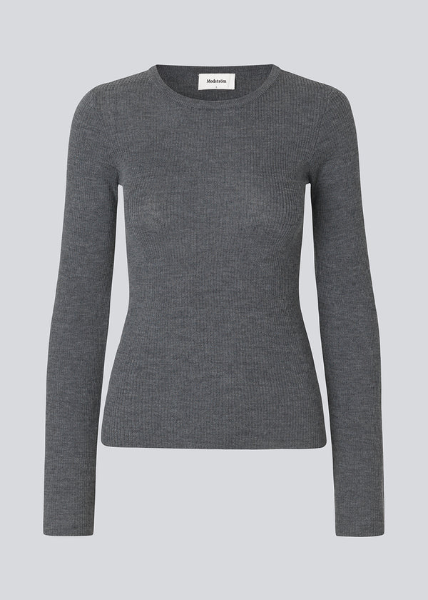 Fitted top made in a soft, rib-knitted wool. HirokiMD o-neck has long flared sleeves. The model is 175 and wears a size S/36.