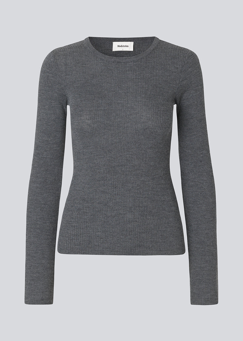 Fitted top made in a soft, rib-knitted wool. HirokiMD o-neck has long flared sleeves. The model is 175 and wears a size S/36.