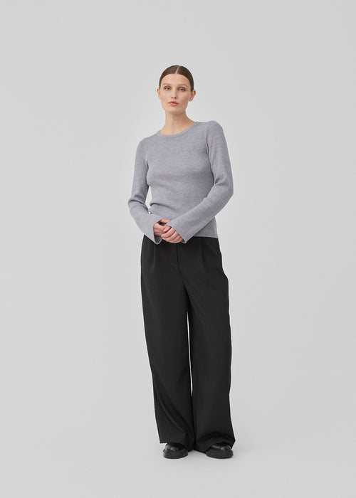 Fitted grey top made in a soft, rib-knitted wool. HirokiMD o-neck has long flared sleeves. The model is 175 and wears a size S/36.