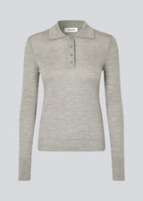 Fitted grey polo made in a soft wool. HirokiMD polo has long, shirtcollar and buttonclosure.
