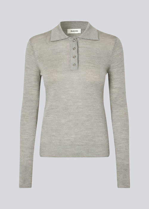 Fitted grey polo made in a soft wool. HirokiMD polo has long, shirtcollar and buttonclosure.
