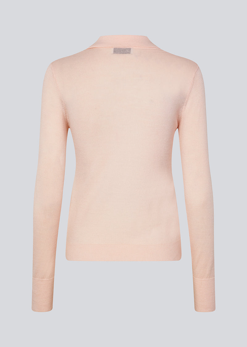 Fitted polo in a pink pale color made in a soft wool. HirokiMD polo has long, shirtcollar and buttonclosure.
