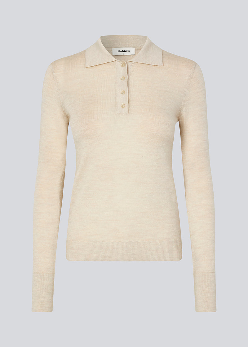 Fitted off white polo made in a soft wool. HirokiMD polo has long, shirtcollar and buttonclosure.