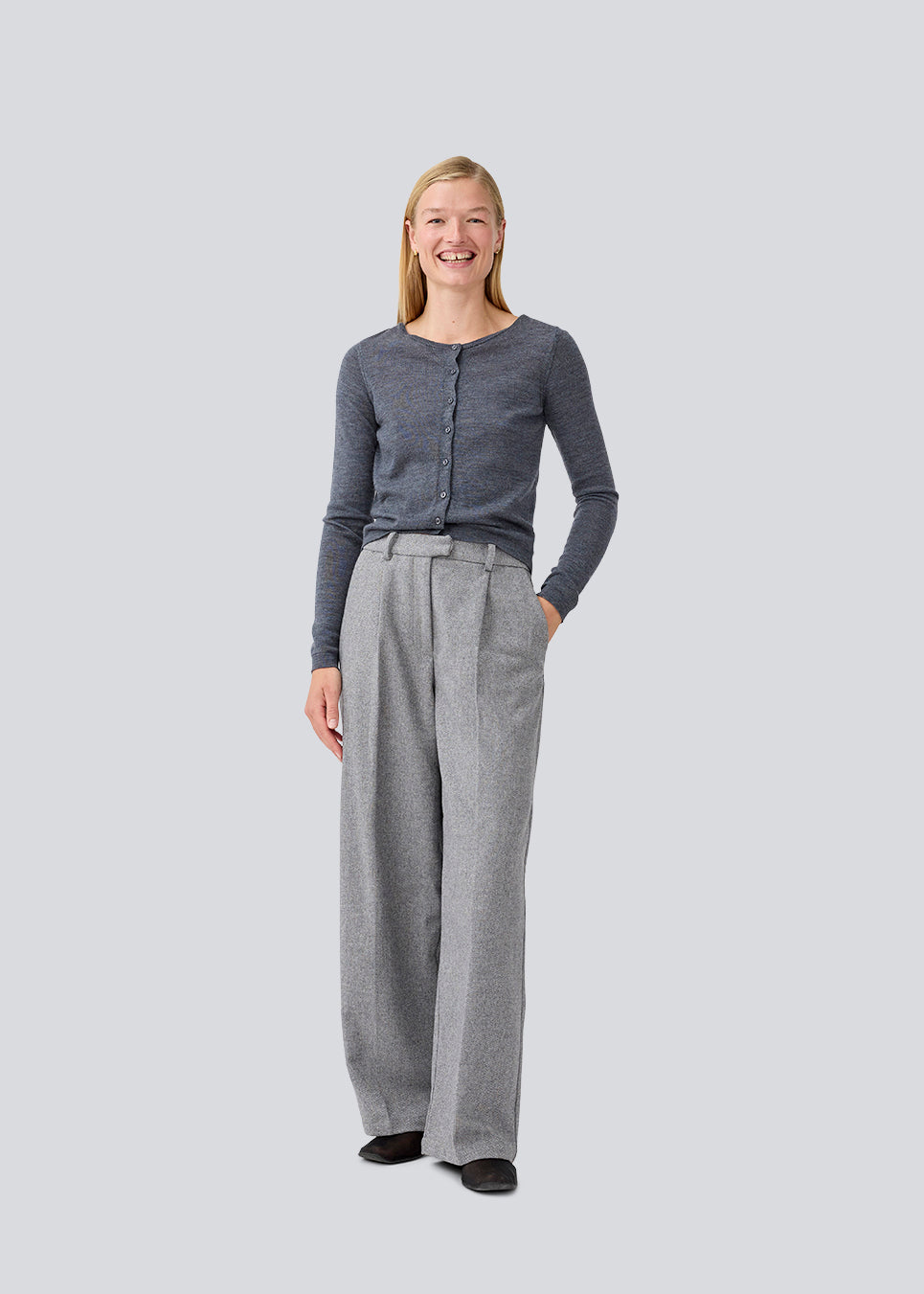 Fitted grey cardigan in soft knit. HirokiMD short cardigan has a round neck and a button closure in front. The model is 177 cm and wears a size S/36.