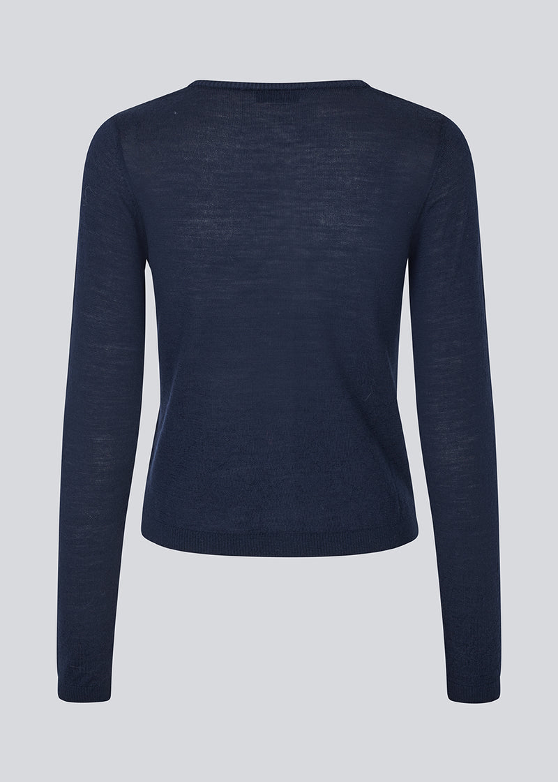 Fitted cardigan in soft knit. HirokiMD short cardigan has a round neck and a button closure in front.