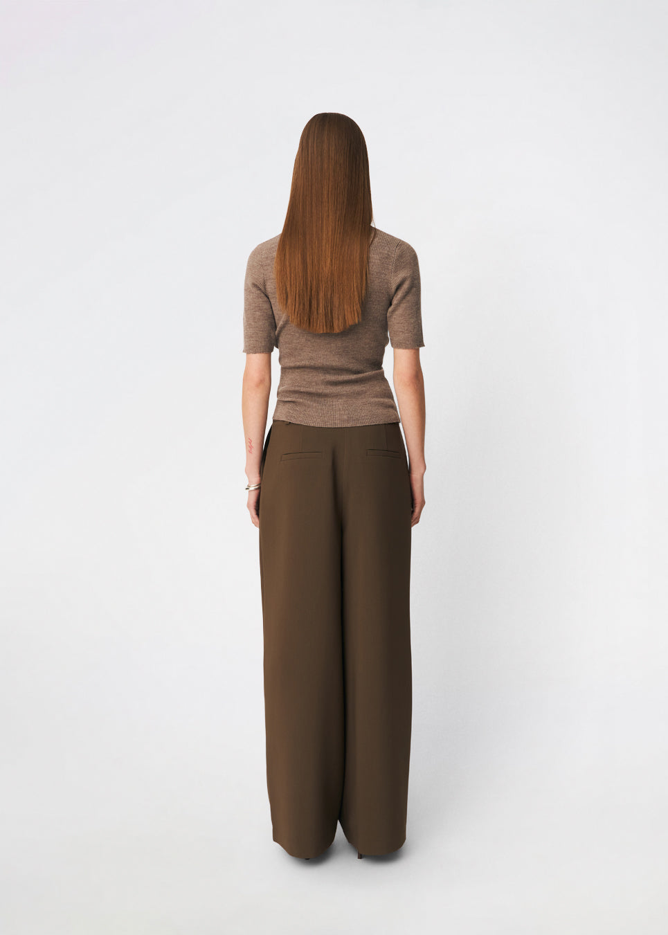 Fitted cardigan in soft knit. HirokiMD short cardigan has a round neck and a button closure in front. 