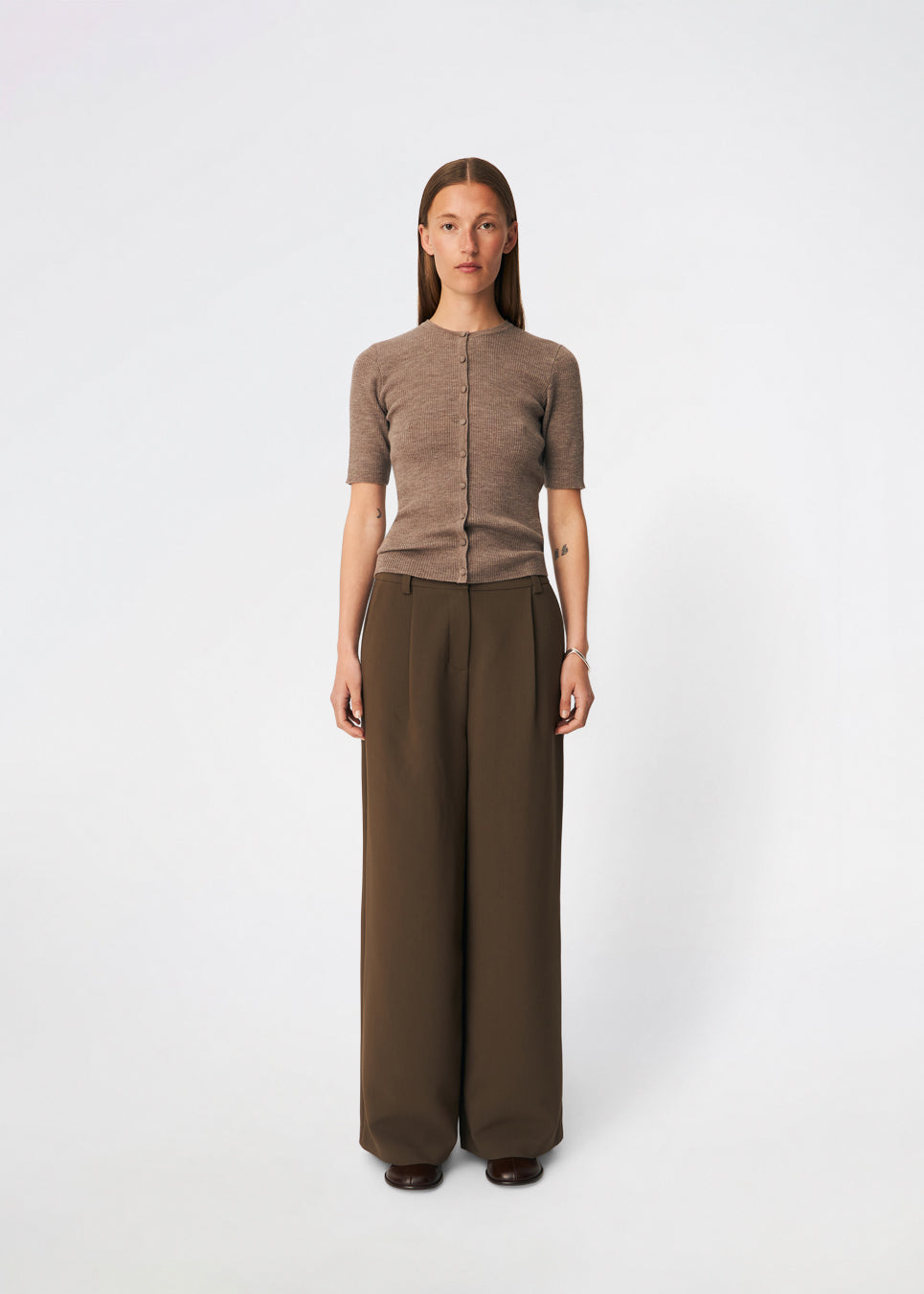 Fitted cardigan in soft knit. HirokiMD short cardigan has a round neck and a button closure in front. 