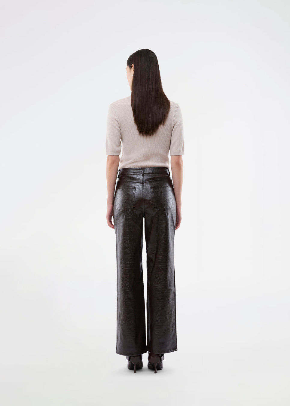 Short-sleeved polo in beige made from 100% rib-knit wool. The HirokiMD SS Polo combines timeless elegance with relaxed comfort. The soft, ribbed texture drapes beautifully on the body, while the collar and button closure allow you to adjust the look. The model is 175 cm and wears a size S/36.


Material:
100% Wool