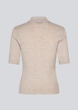 Short-sleeved polo in beige made from 100% rib-knit wool. The HirokiMD SS Polo combines timeless elegance with relaxed comfort. The soft, ribbed texture drapes beautifully on the body, while the collar and button closure allow you to adjust the look. The model is 175 cm and wears a size S/36.


Material:
100% Wool