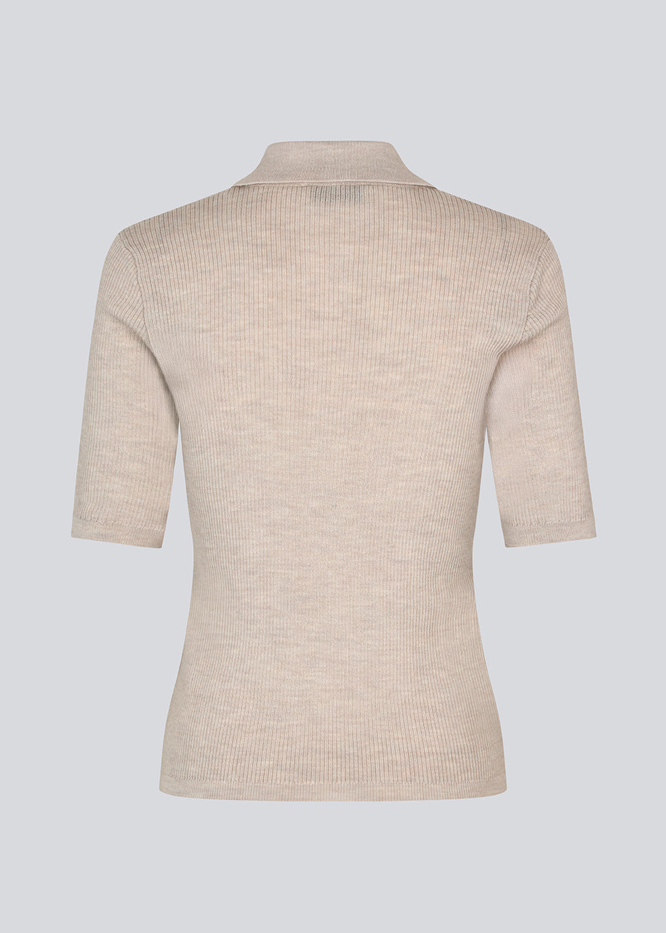Short-sleeved polo in beige made from 100% rib-knit wool. The HirokiMD SS Polo combines timeless elegance with relaxed comfort. The soft, ribbed texture drapes beautifully on the body, while the collar and button closure allow you to adjust the look. The model is 175 cm and wears a size S/36.


Material:
100% Wool