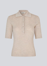 Short-sleeved polo in beige made from 100% rib-knit wool. The HirokiMD SS Polo combines timeless elegance with relaxed comfort. The soft, ribbed texture drapes beautifully on the body, while the collar and button closure allow you to adjust the look. The model is 175 cm and wears a size S/36.


Material:
100% Wool