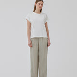 Pants with a relaxed shape. HissaMD print pants has wide legs and a high waist with covered elastication and tiebands. Side pockets and a patch back pocket. The model is 175 cm and wears a size S/36.