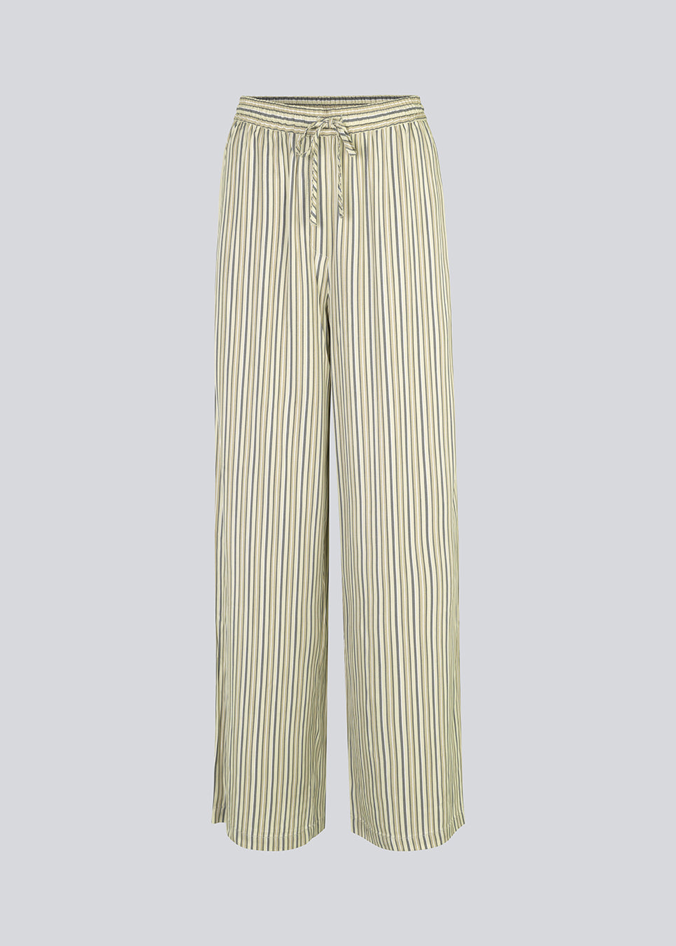 Pants with a relaxed shape. HissaMD print pants has wide legs and a high waist with covered elastication and tiebands. Side pockets and a patch back pocket. The model is 175 cm and wears a size S/36.