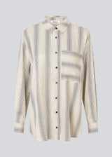 Oversize shirt with collar and button closure in front. HissaMD print shirt has wide sleeves with cuff, and a detailed yoke at the back. 
