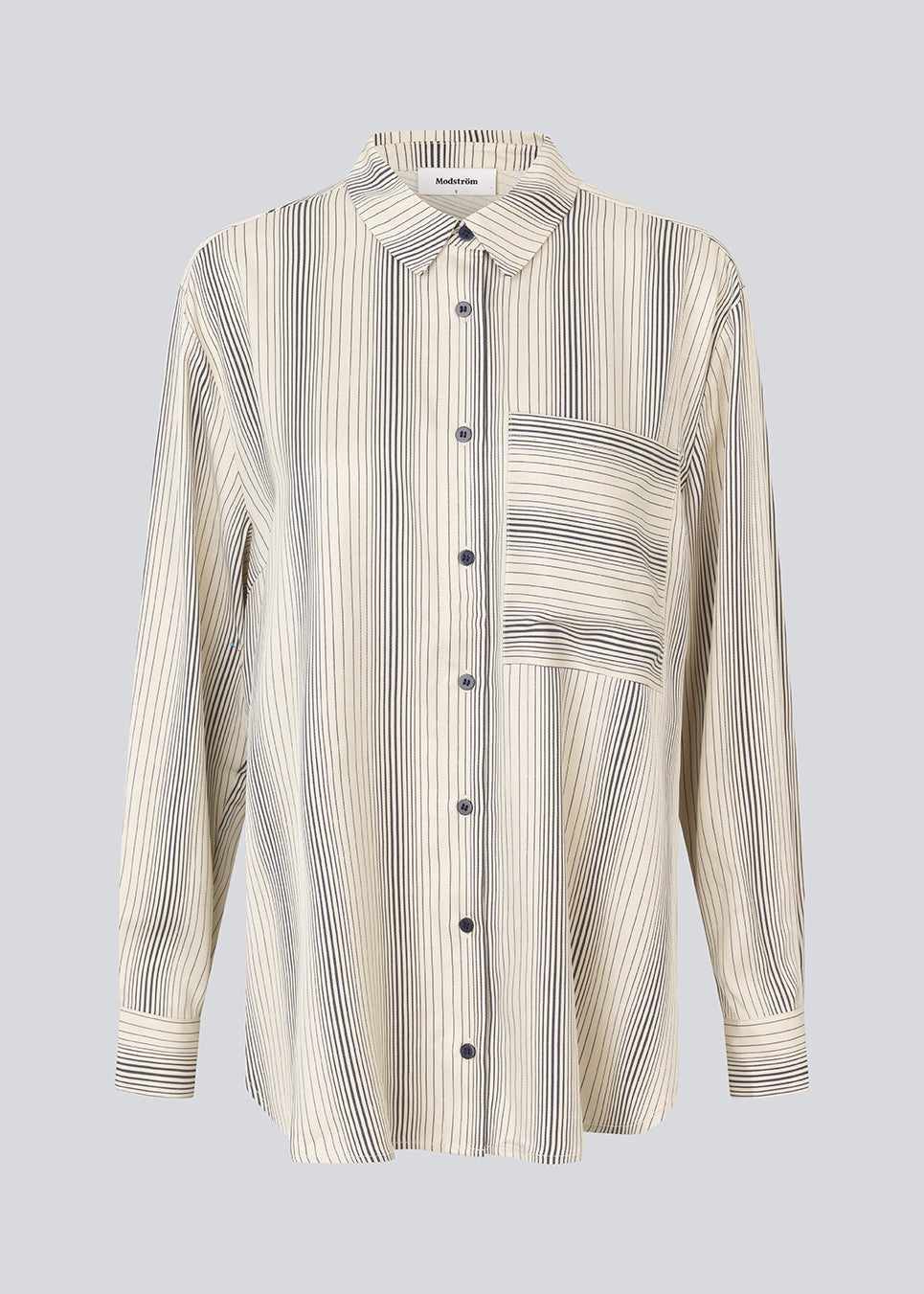 Oversize shirt with collar and button closure in front. HissaMD print shirt has wide sleeves with cuff, and a detailed yoke at the back. 