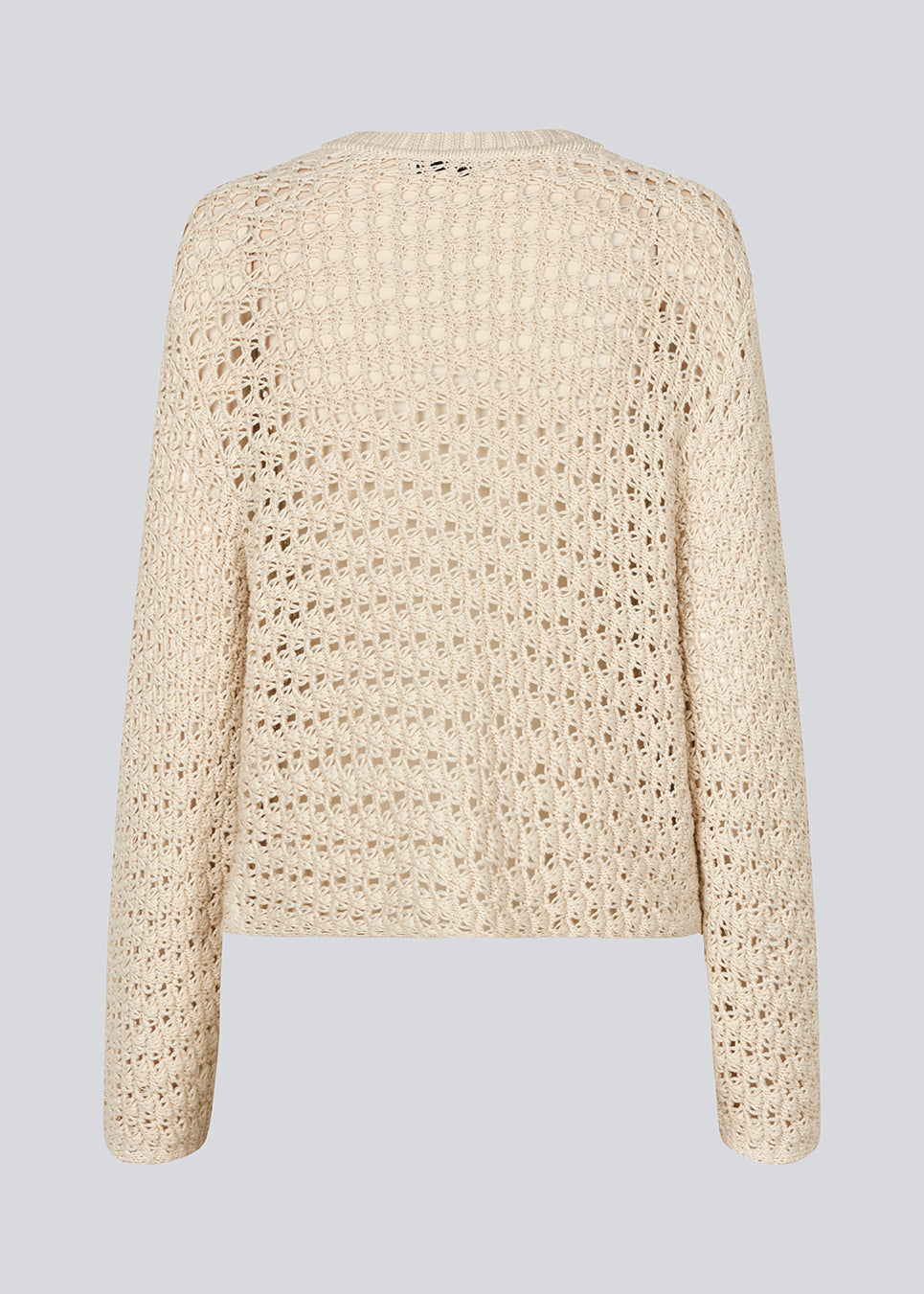 Cardigan in crochet look in organic cotton. HobbsMD solid cardigan has a casual look with a round neck with button closure in front, and long sleeves. The model is 175 cm and wears a size S/36.