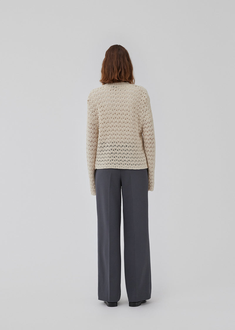 Cardigan in crochet look in organic cotton. HobbsMD solid cardigan has a casual look with a round neck with button closure in front, and long sleeves. The model is 175 cm and wears a size S/36.